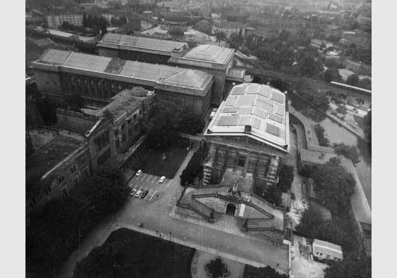 Luftbildaufnahme von der Museumsinsel mit Blick auf das Neue Museum, das Pergamonmuseum und die Nationalgalerie