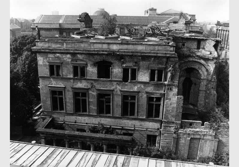 Blick vom Dach des Alten Museums auf den zerstörten Übergang und die zerstörte Fassade des Neuen Museums