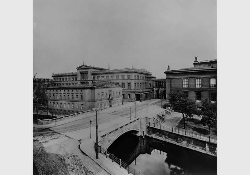 Blick von der Eisernen Brücke auf den Packhof, das Neue Museum und das Alte Museum