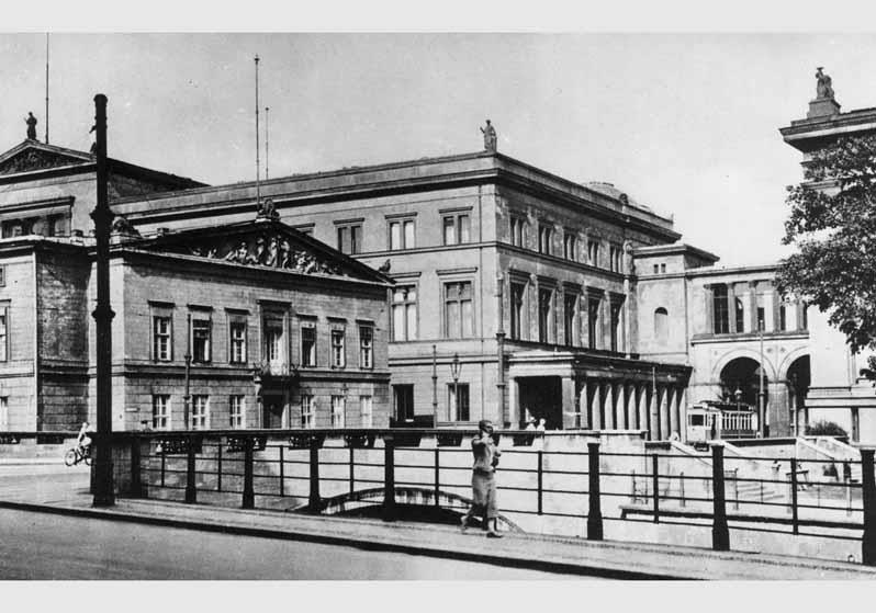 Blick von der Eisernen Brücke auf den Packhof, das Neue Museum und das Alte Museum