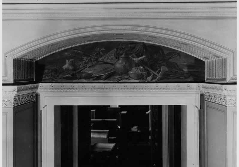 Blick auf das Wandbild "Waffen- und Gefäßstillleben" von H. Bögel im Vaterländischen Saal im Neuen Museum