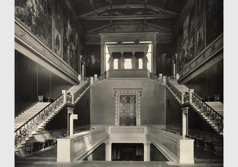 Blick in das Haupttreppenhaus des Neuen Museums