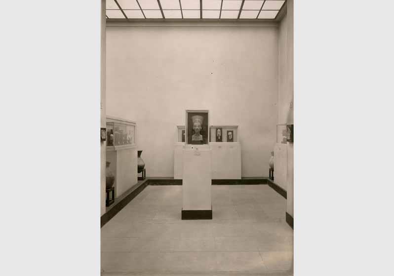 Blick in den Amarnahof im Neuen Museum nach dem Umbau des Griechischen Hofes