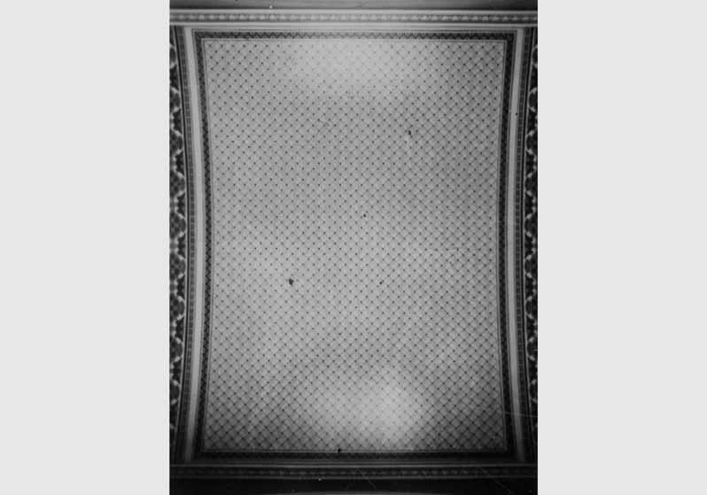 Blick auf die Decke im Saal hinter der Treppe im Neuen Museum
