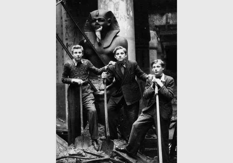Schüler bei Bergungsarbeiten im Ägyptischen Hof im Neuen Museum