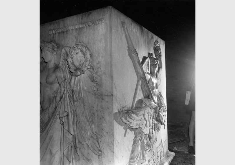 Blick auf den Sockel für das Denkmal für den Grafen Bülow von Dennewitz im Vaterländischen Saal im Neuen Museum