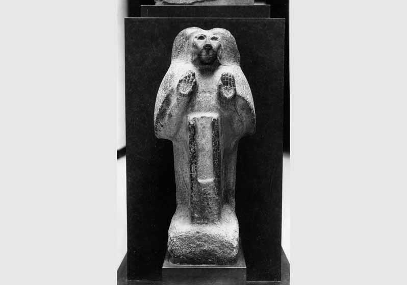 Blick auf eine ägyptische Statue im Neuen Museum