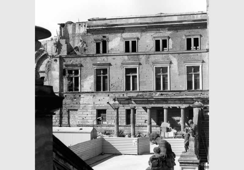 Blick auf die zum Teil zerstörte Fassade des Neuen Museums