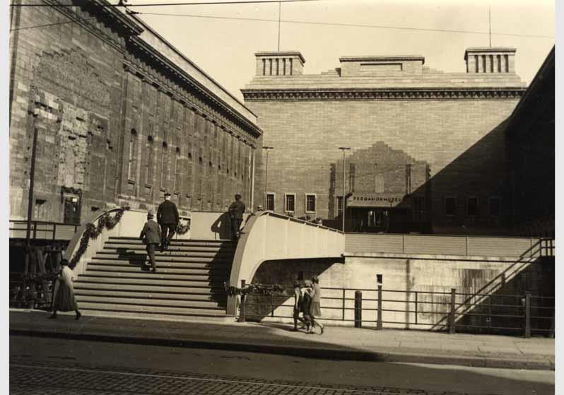 Passanten vor dem Ehrenhof des Pergamonmuseums