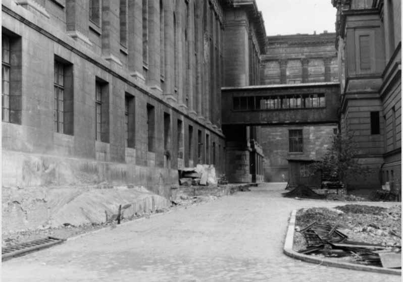Blick auf den zum Teil zerstörten Übergang zwischen Pergamonmuseum und Neuem Museum