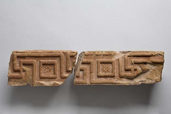 Traufziegelfragment mit Reliefmäander