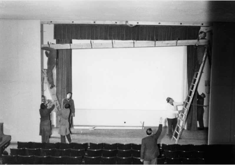 Arbeiter beim Bühnenbau im Vortragssaal des Pergamonmuseums