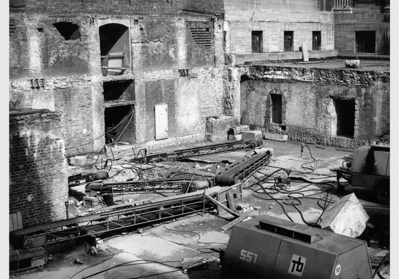 Abtragung der Kellergewölbe unter dem Ehrenhof des Pergamonmuseums