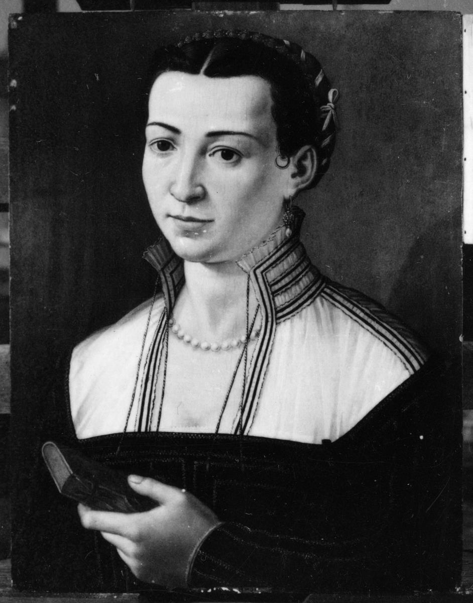 Porträt einer Frau mit Flechtfrisur und einem Buch in der Hand