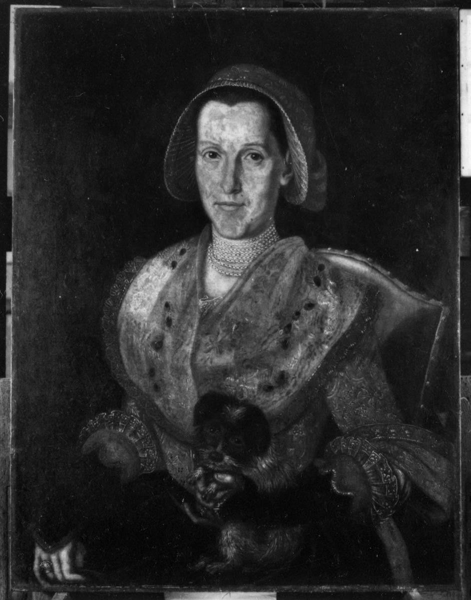 Porträt einer sitzenden Frau mit Rokokohaube und einem Hund im Arm