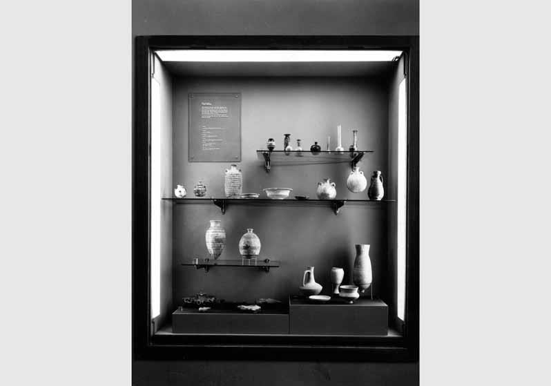 Aufstellung des Vorderasiatischen Museums im Pergamonmuseum, Vitrine mit Gefäßen