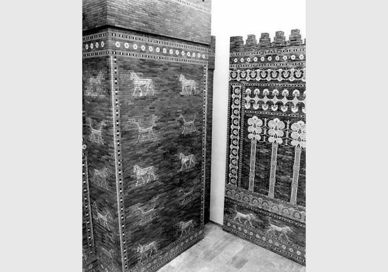 Aufstellung des Vorderasiatischen Museums im Pergamonmuseum, Detailansichten des Ischtar-Tores und der Thronsaal-Fassade von Babylon
