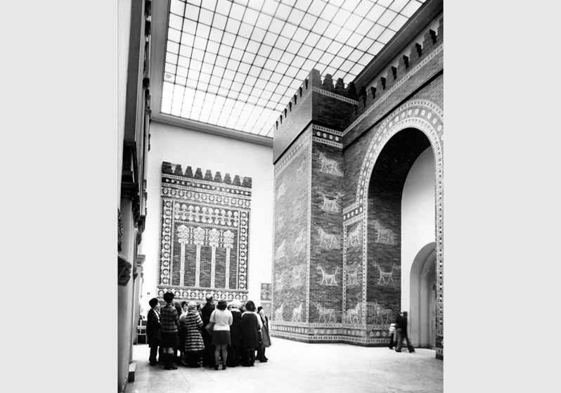 Besucher vor dem Ischtar-Tor im Pergamonmuseum