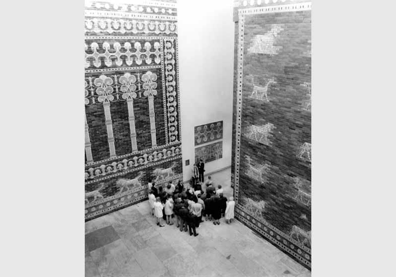 Besucher vor dem Ischtar-Tor im Pergamonmuseum