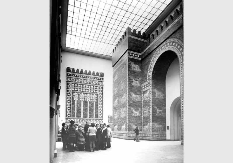 Besucher vor dem Ischtar-Tor im Pergamonmuseum