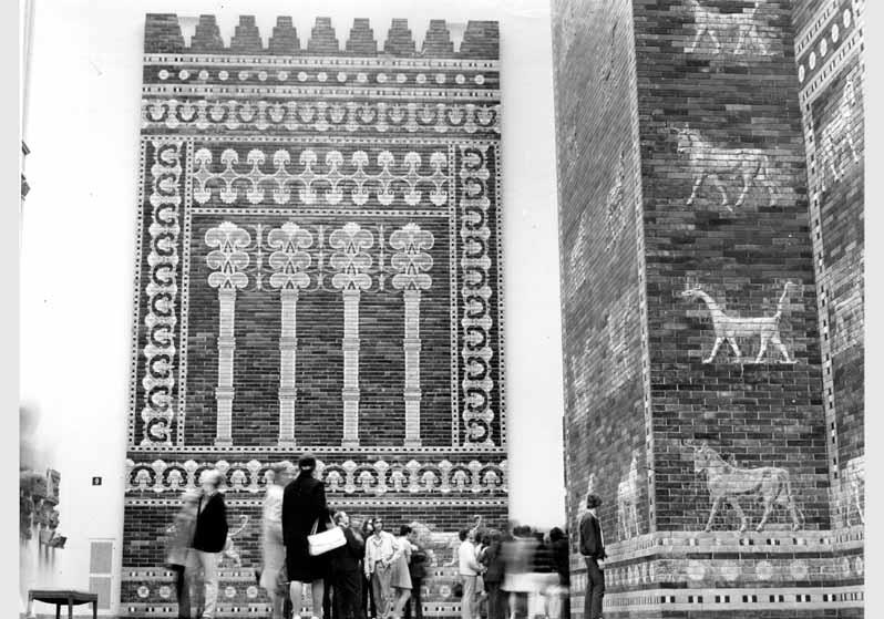 Besucher vor dem Ischtar-Tor im Pergamonmuseum