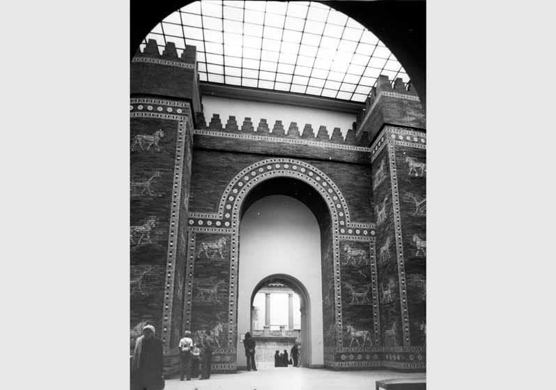 Besucher vor dem Ischtar-Tor im Pergamonmuseum
