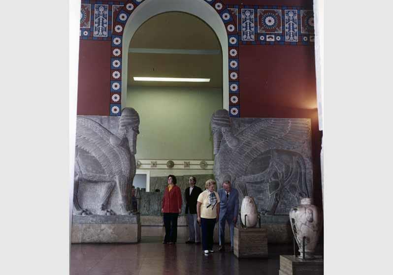 Vorderasiatisches Museum im Pergamonmuseum, Besucher im Innenraum eines assyrischen Palastes, Raum 11