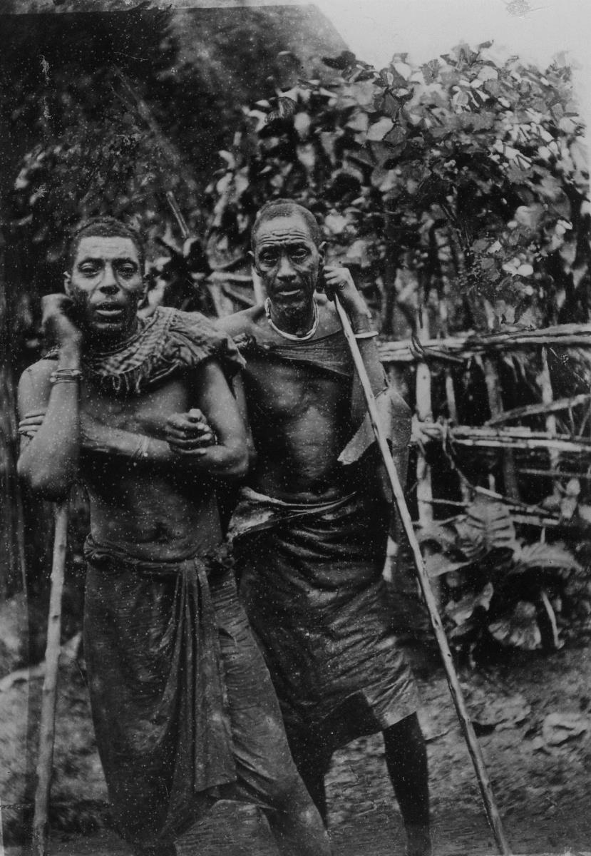 Shesha, der alte Wahrsager mit Sohn. Bugarula