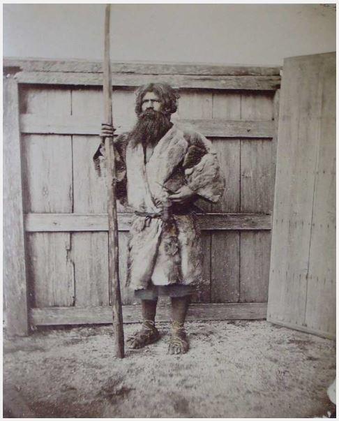 Ainu im Fellmantel