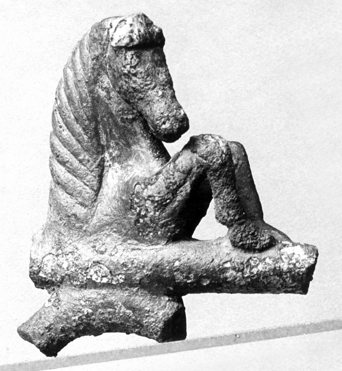Fragment eines Dreifußes (Stabdreifußes) mit Pferdeprotome