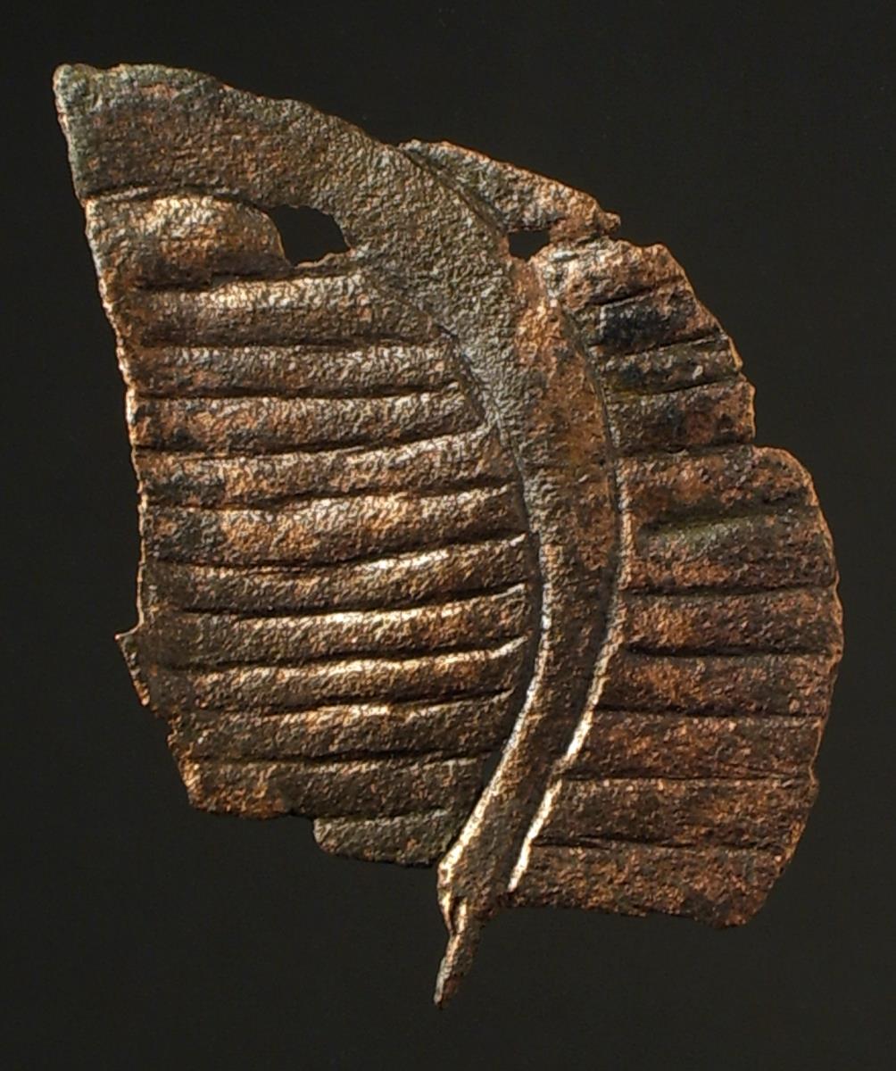 "Blechfragment mit getriebenem Horn ?" (vermutlich auch Teil eines Hahns)