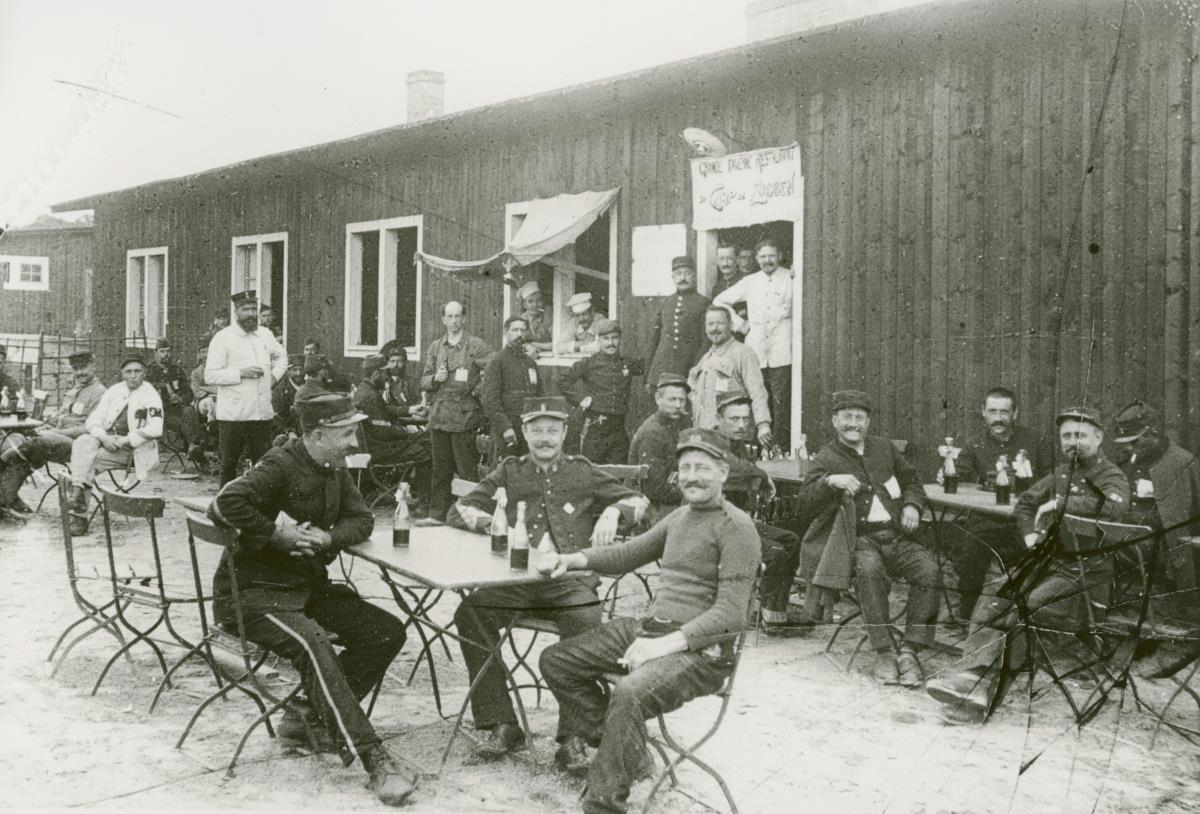 Französisches Lagercafé vor der Kantine