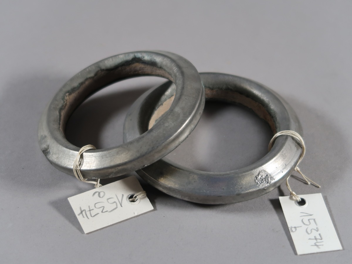 I C 15374 a,b