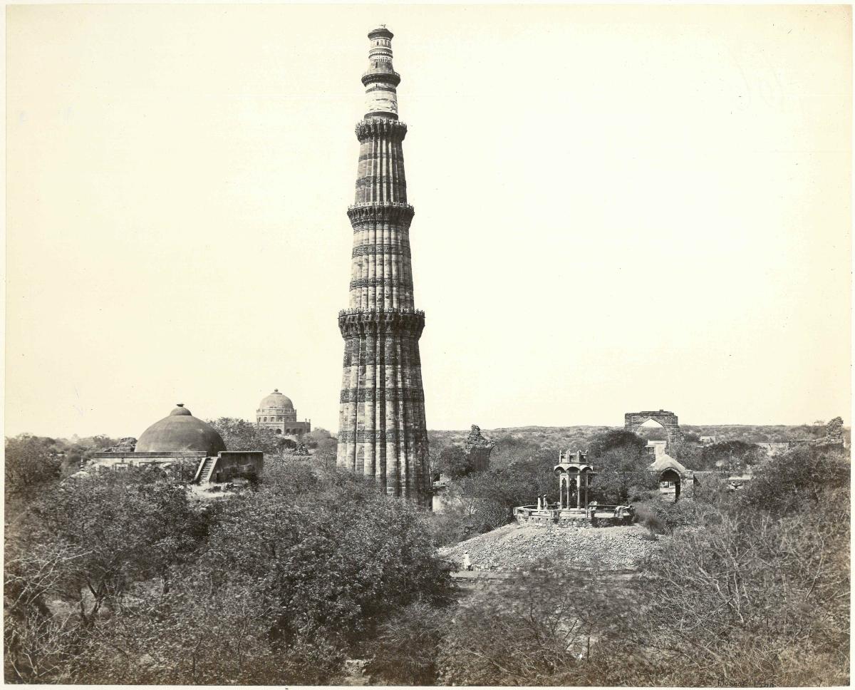 Delhi, Qutb Minar und umliegende Ruinen von Osten