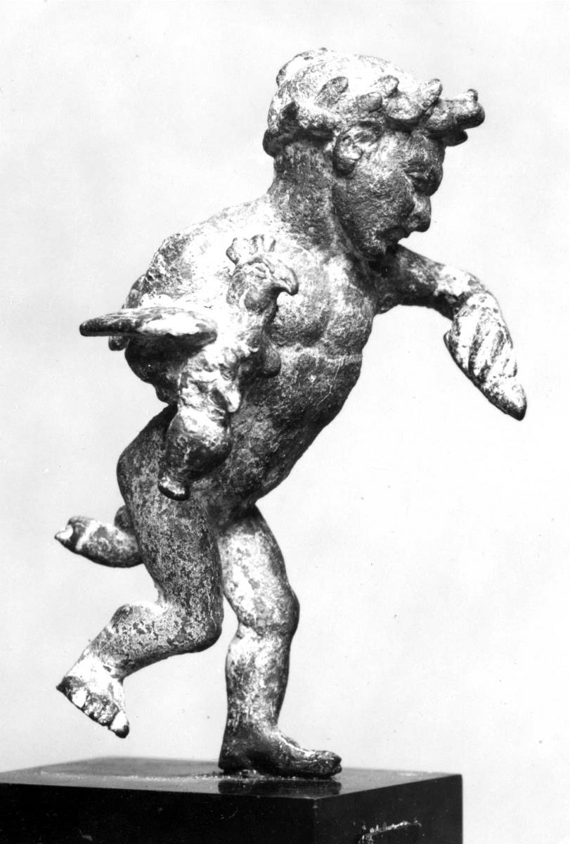 Statuette eines bekränzten Zwergs mit Hahn und Kanne in der rechten und einem undeutlichen (gebrochenen) Gegenstand in der linken Hand
