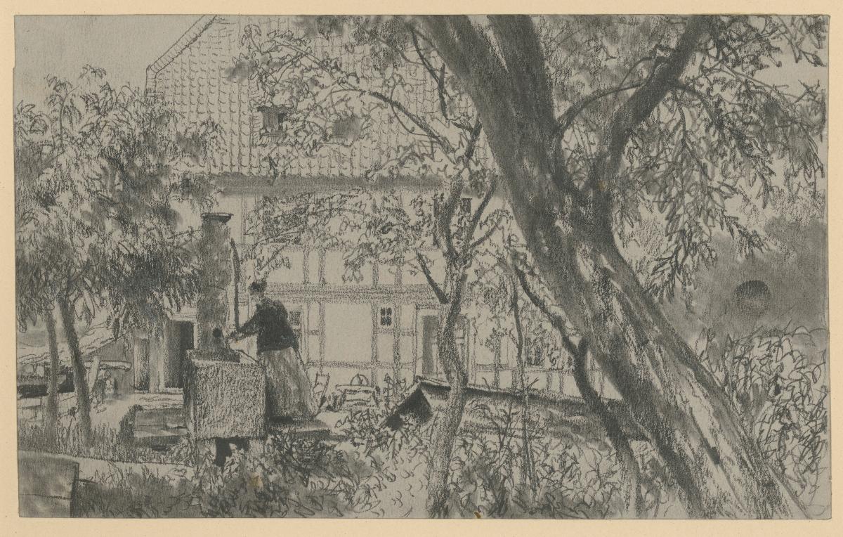 Bauernhaus hinter Bäumen, vorn eine Frau an der Pumpe