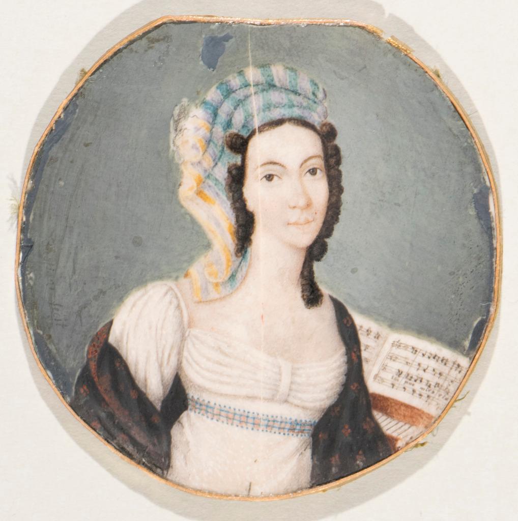 Porträt einer Frau in Chemisenkleid und Turban