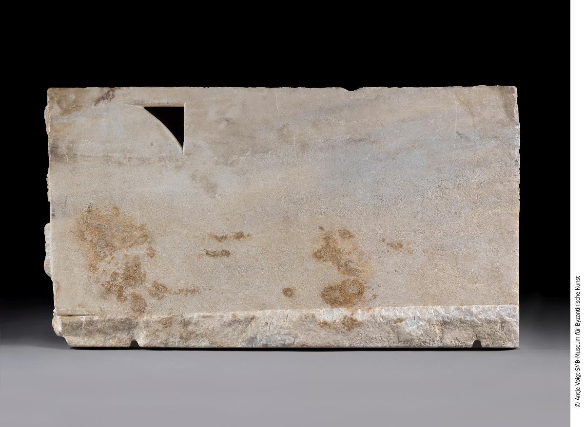 Fragment vom Deckel eines Sarkophags (rechter Teil)