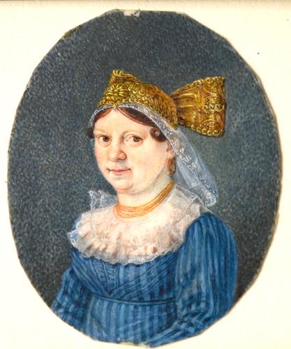 Porträt einer Frau in gestreiftem Empirekleid und Augsburger Bockelhaube