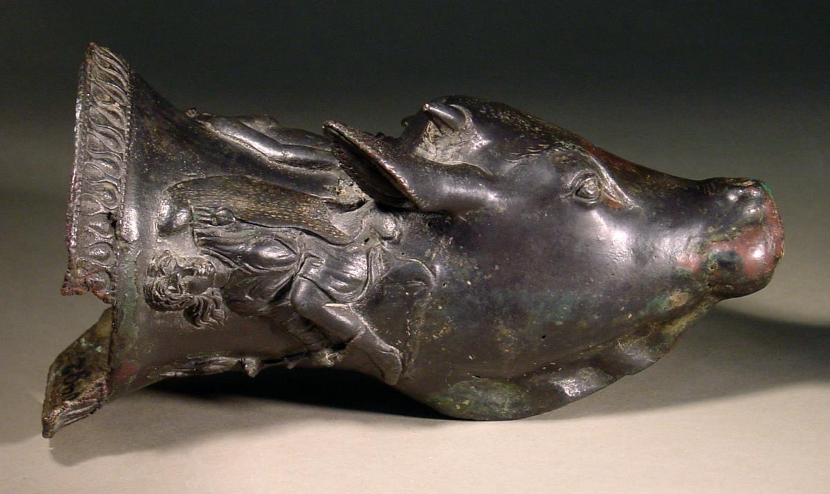 Rhyton. Trinkhorn in Form eines Rinderkopfes, Reliefdarstellung mit einer Szene von drei plastischen Figuren; größeres Stück am Rand weggebrochen