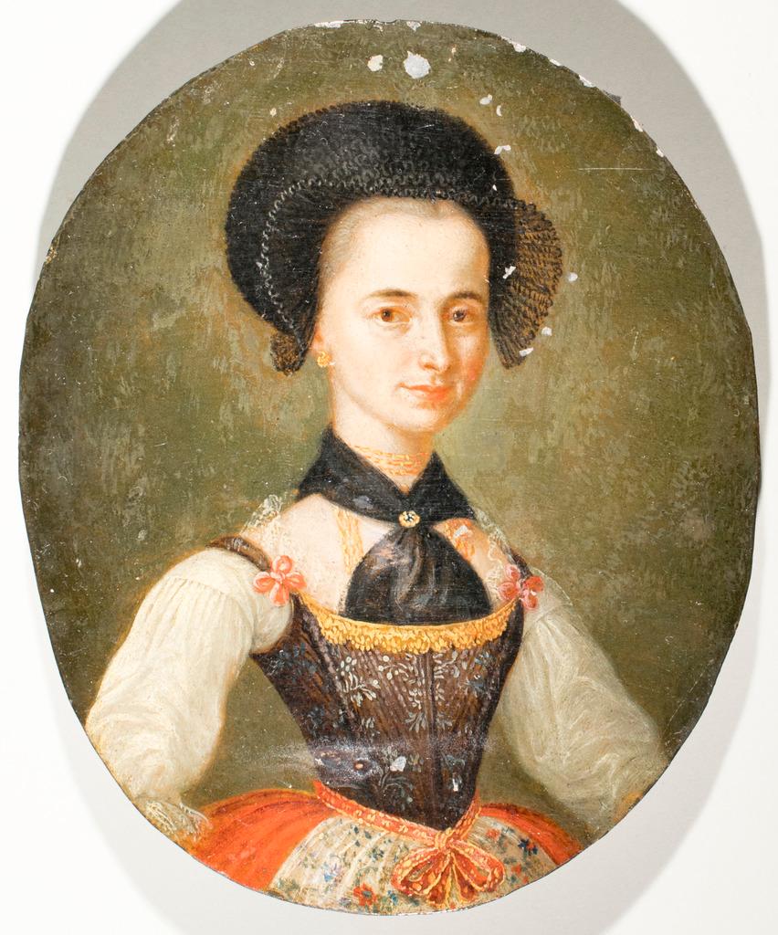 Porträt einer Frau mit Berghaube und Schal