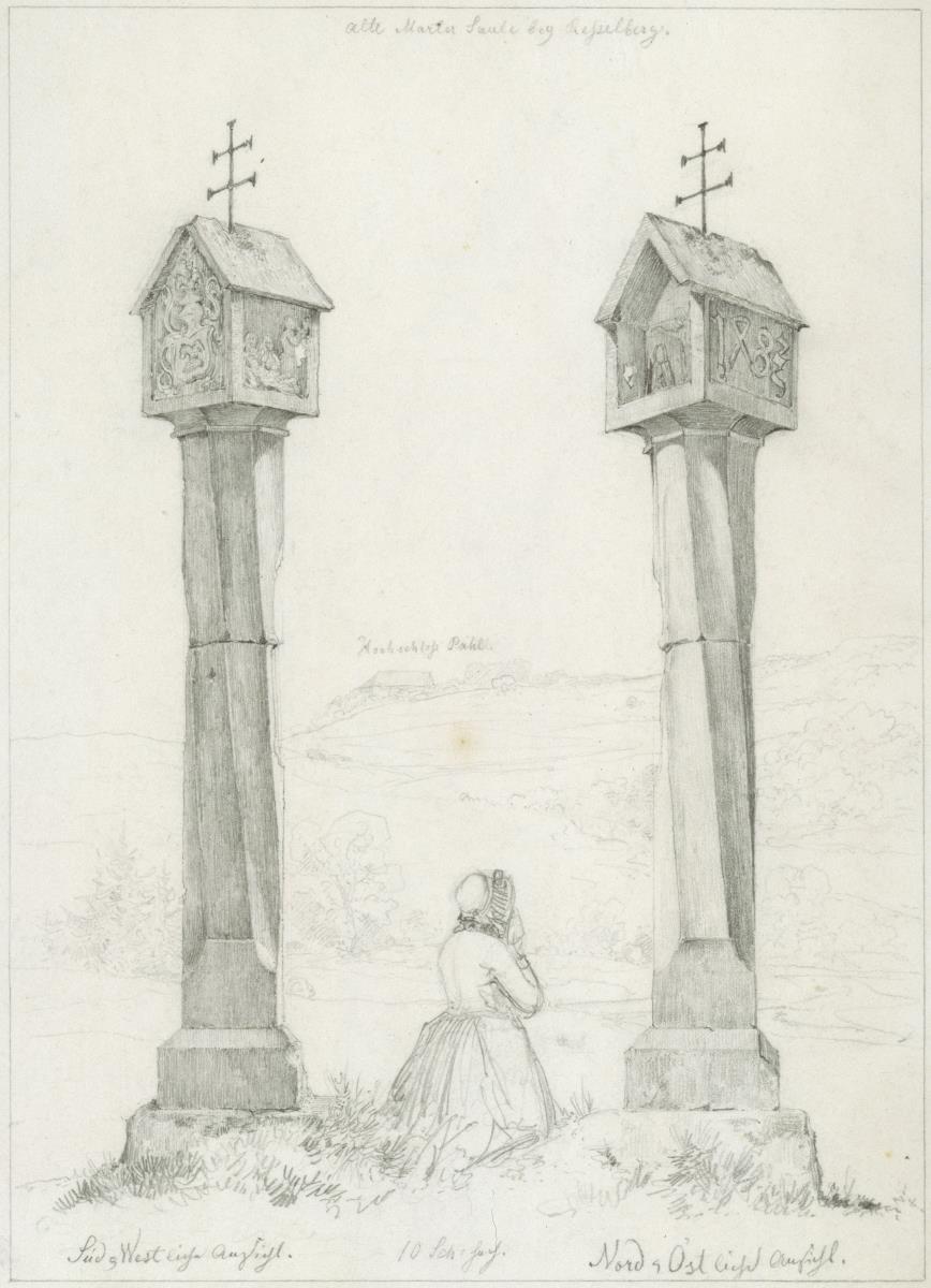 Gotische Martersäule in zwei Ansichten, in der Mitte kniende Frau