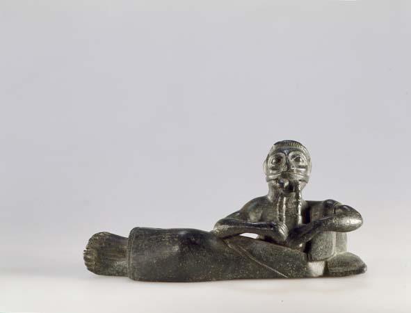 Statuette, Aufsatzfigur: Flötenspieler beim Symposion