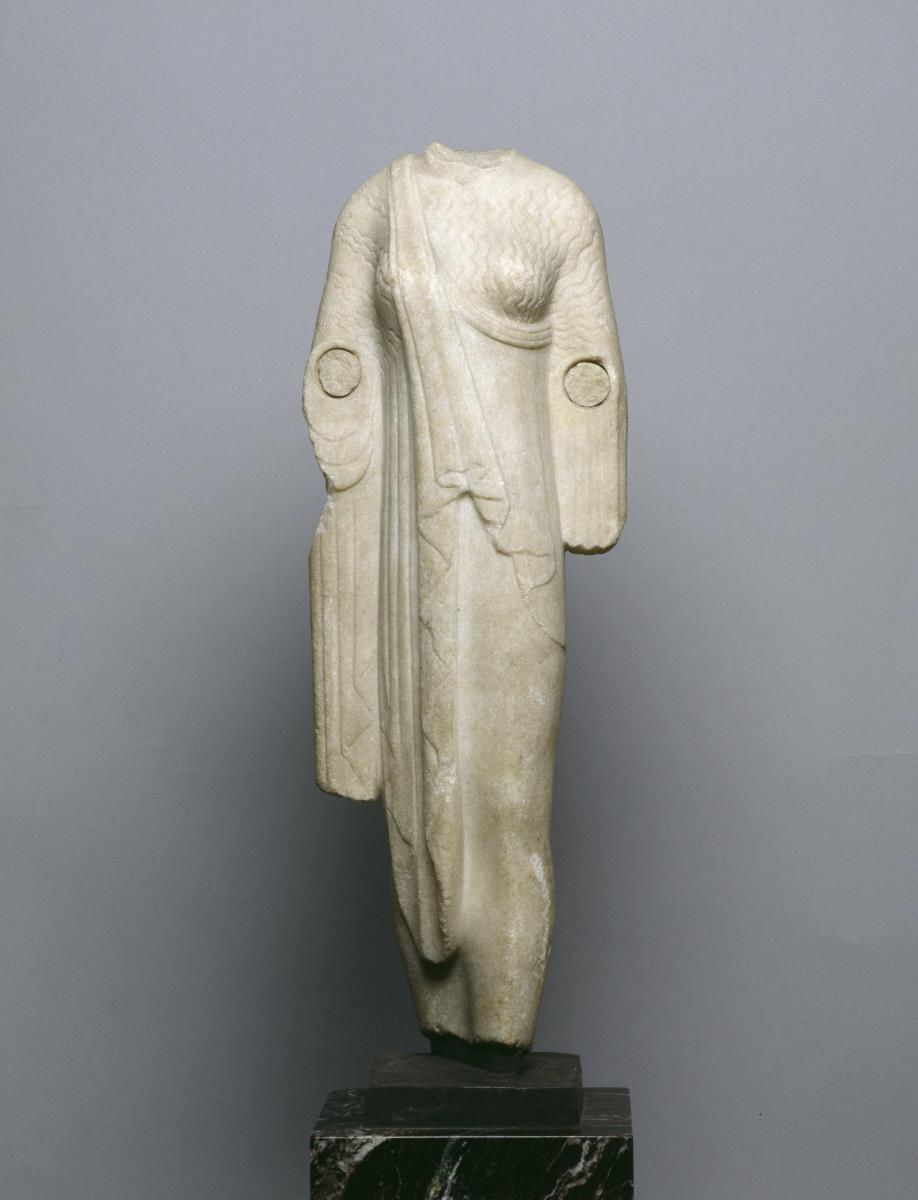 Weibliche Figur mit Chiton und Himation (Stauette einer Kore)