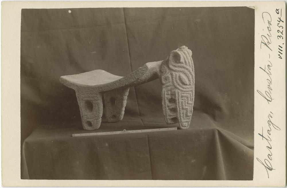Reibschale aus Stein (metate) aus dem Museo Nacional, San José (Costa Rica)