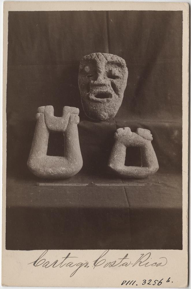 Drei Steinobjekte aus dem Museo Nacional, San José (Costa Rica)