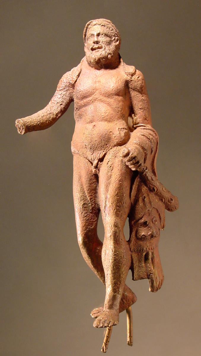 Römische Statuette des Hercules, ruhig stehend, bärtig, bekränzt, rechte Hand weggebrochen, über linkem Unterarm das Löwenfell, die Keule links