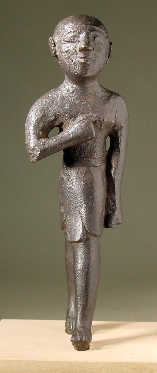 Statuette eines schreitenden Mannes mit herabgelassener Linken; ...