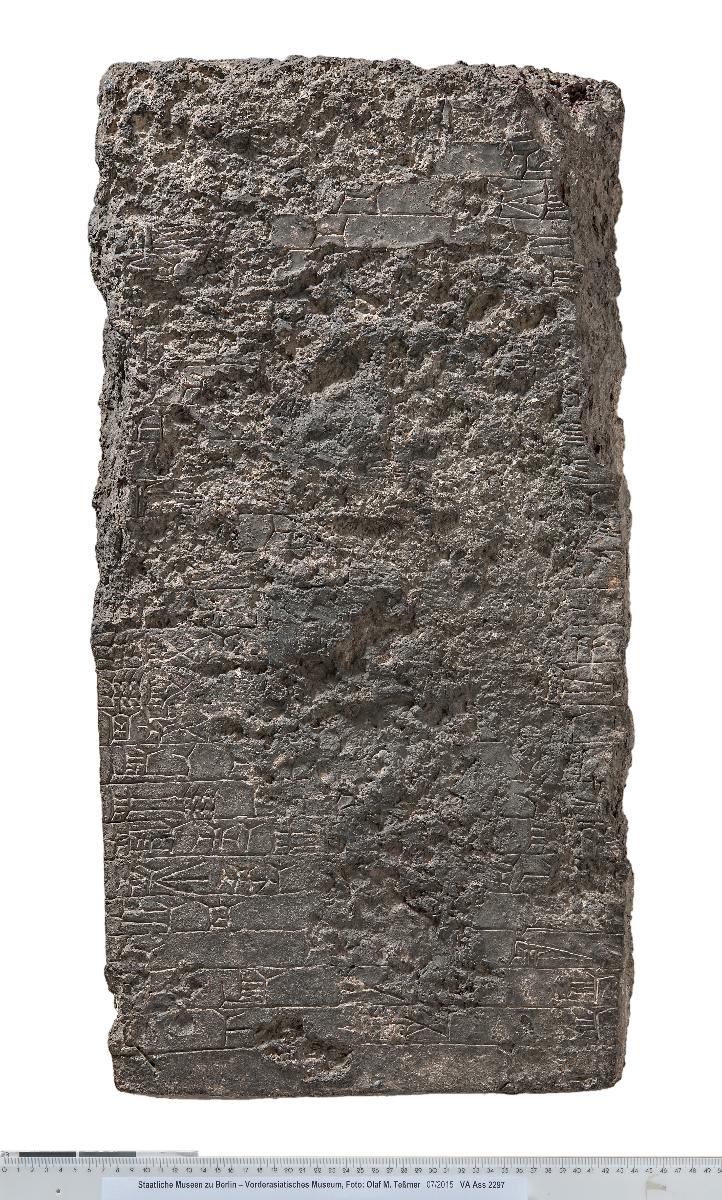 Bleitafel mit Bauinschrift des assyrischen Königs Tukulti-Ninurta I.
