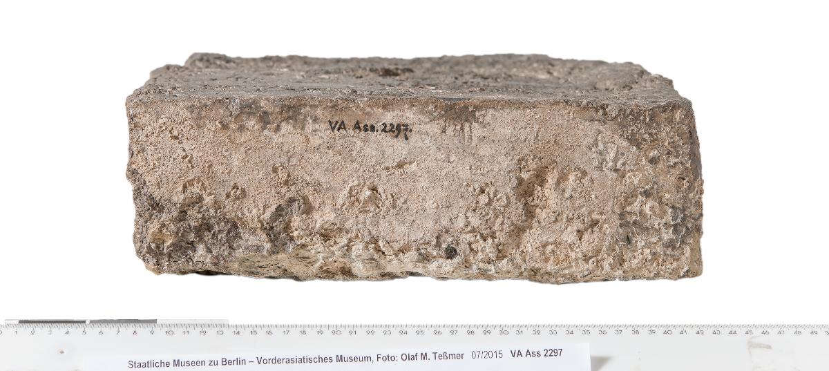Bleitafel mit Bauinschrift des assyrischen Königs Tukulti-Ninurta I.